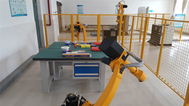 工業(yè)機(jī)器人室1.jpg