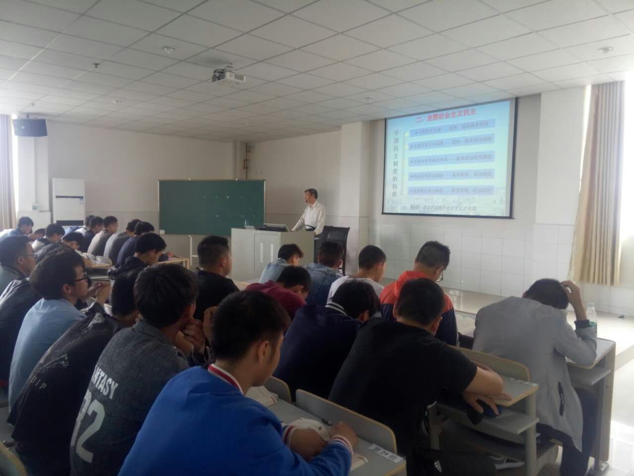 省教育專(zhuān)家李世龍教授來(lái)我院聽(tīng)評(píng)思政課