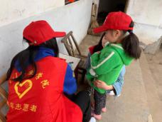 荊門職業(yè)學院黨員教師關愛貧困留守兒童志愿者活動