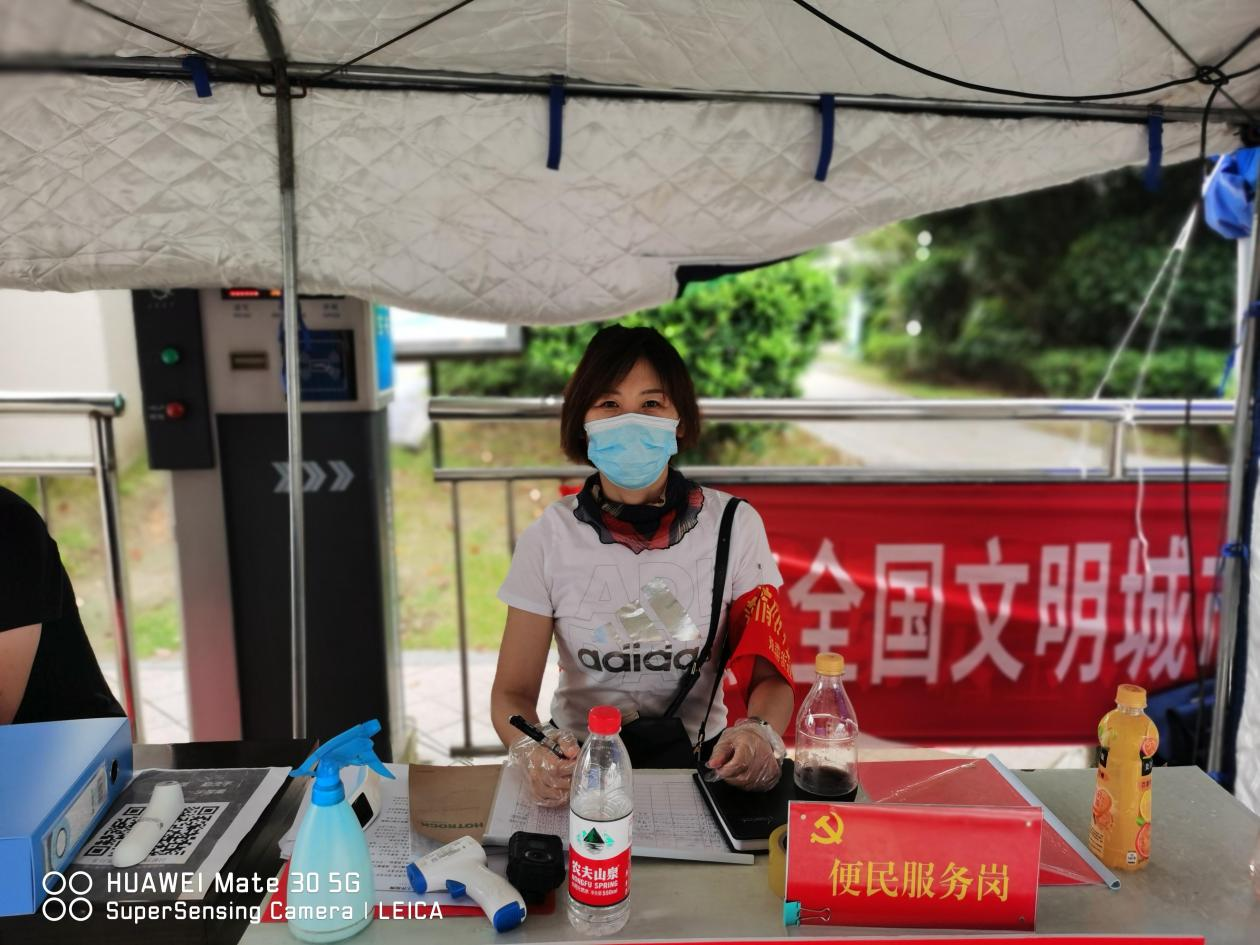 荊門職業(yè)學院黨員突擊隊為社區(qū)抗疫送去“及時雨”