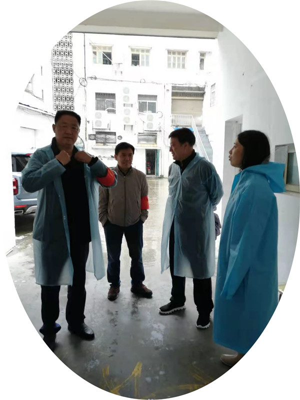 校領(lǐng)導(dǎo)陳宏程詩權(quán)冒雨到北門軍馬場兩社區(qū)調(diào)研