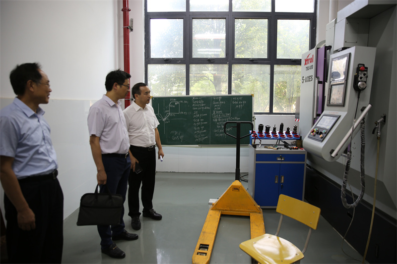 省教育廳督察組到我校督查秋季學(xué)期開學(xué)重點(diǎn)工作