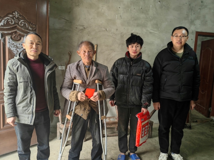 荊門職業(yè)學院駐觀音溝村工作隊走訪慰問困難群眾