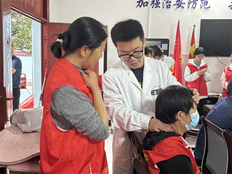 “醫(yī)”心為民送健康，志愿溫情暖人心