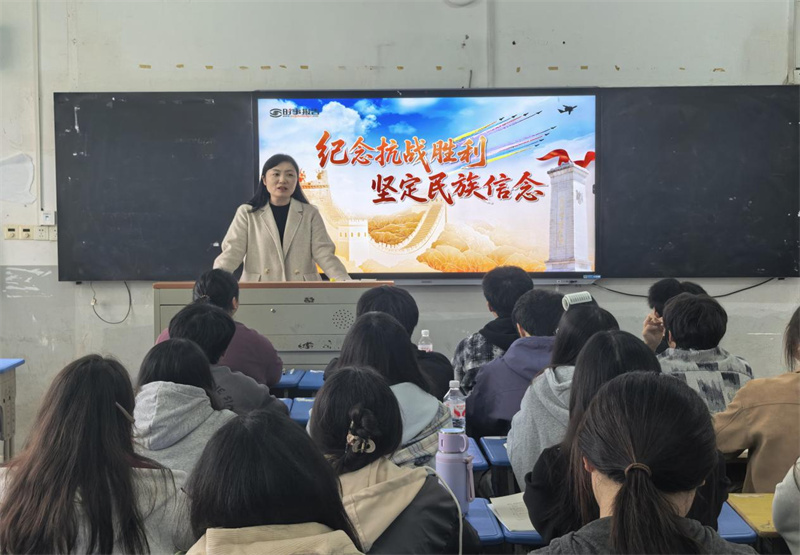 荊門職業(yè)學院副校長陳霞為同學們講授《形勢與政策課》