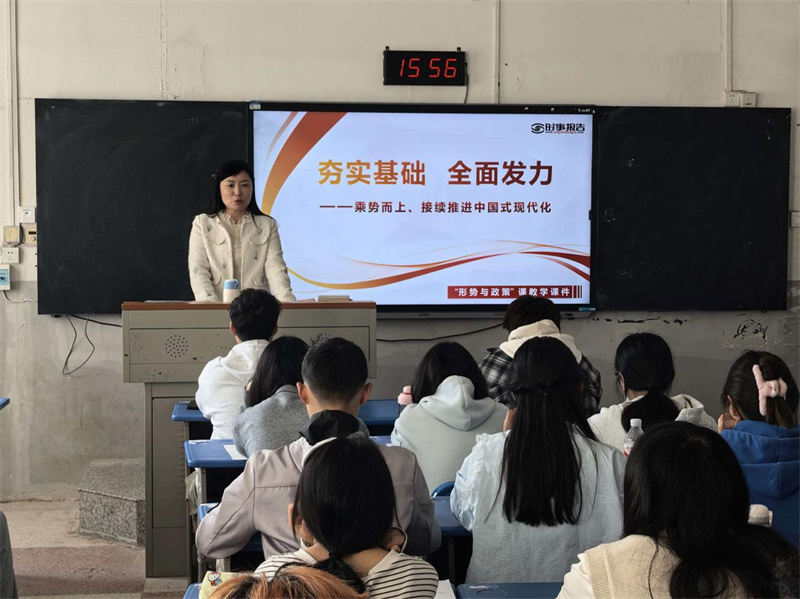 荊門(mén)職業(yè)學(xué)院陳霞副校長(zhǎng)為智能網(wǎng)聯(lián)汽車(chē)技術(shù)專(zhuān)業(yè)學(xué)子講授形勢(shì)與政策課