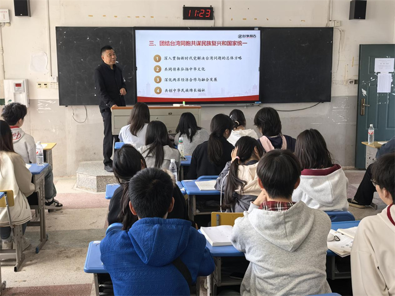 敖小鋒副校長(zhǎng)為學(xué)生講授形勢(shì)與政策課