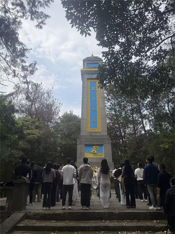緬懷革命先烈 錘煉黨性作風(fēng)—— 黨群綜合支部、行管支部聯(lián)合開展清明祭掃主題黨日活動(dòng)