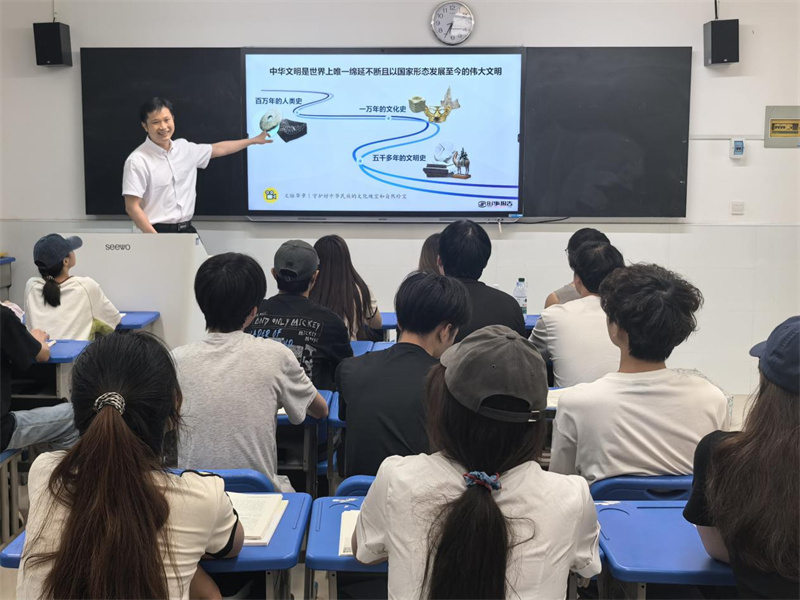 纪委书记唐勇为学生讲授形势与政策课